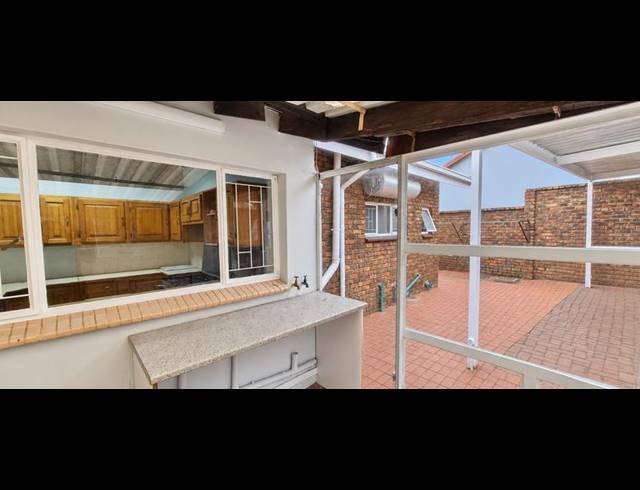 4 BEDROOM HOUSE FOR SALE IN ROOIHUISKRAAL